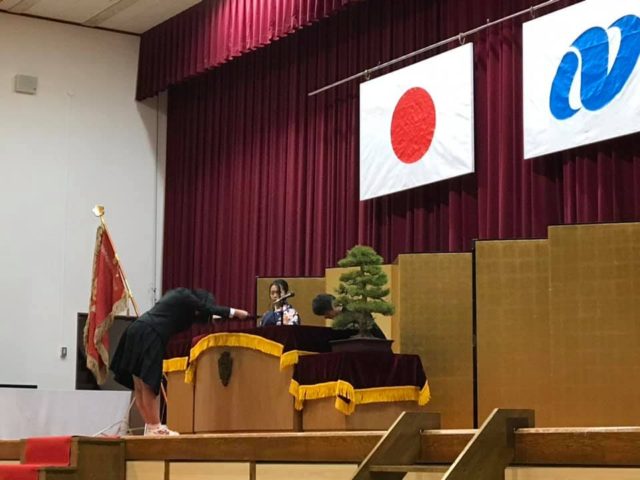 代表に渡される　卒業証書